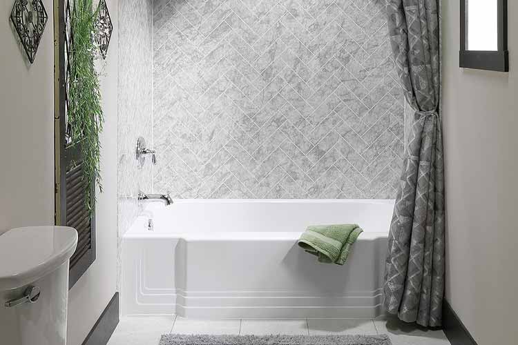 bath with curtain and gray wall
